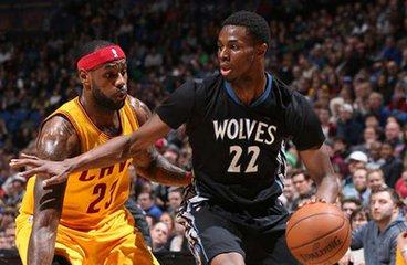 前锋远射破门，比分被重新点燃（锋线远程发炮破门，战局重燃）