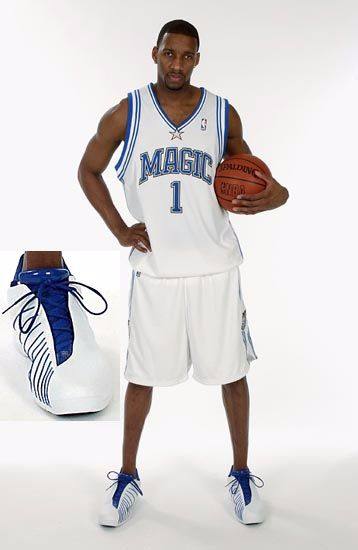 雷记：亚历山大假动作打成2+1，马刺球迷高呼“假摔王”（雷霆记者：亚历山大用假动作造犯规拿到2+1，马刺球迷齐喊“假摔之王”）