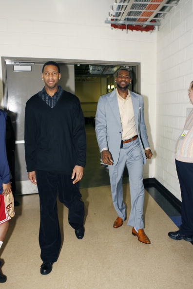 东契奇防守关键时刻，扑防凯尔登三分球（关键时刻东契奇飞身封扰凯尔登三分球）