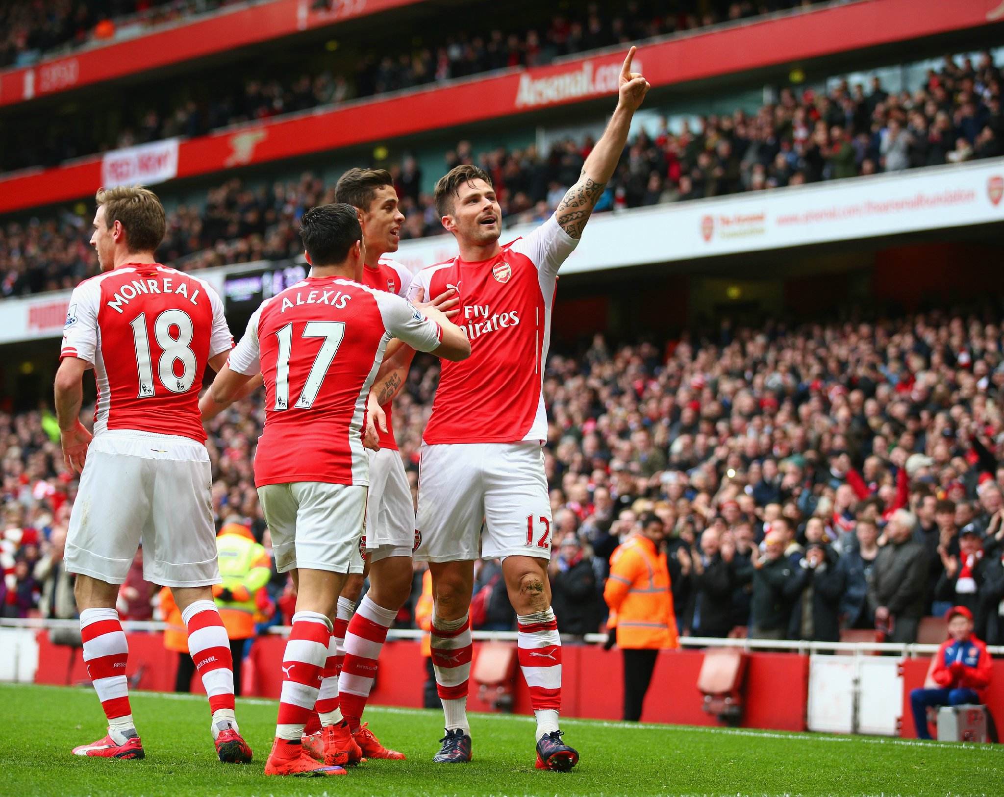 女生打高尔夫打中野鸭，鸭在湖中走，高尔夫从天上来（女子打高尔夫误中野鸭，鸭子湖中漫步，球从天而降）