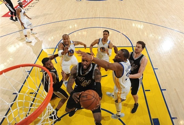 马刺为文班冲冠清障碍！“当代罗德曼”3年未成器 1短板成鸡肋（马刺为文班冲冠扫清路障：“当代罗德曼”三年未兑现 一短板沦为鸡肋）