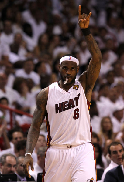 水晶宫与斯特拉斯堡赛前，维埃拉现身法国酒吧和球迷一起观战（水晶宫对阵斯特拉斯堡前，维埃拉现身法国酒吧陪球迷观赛）