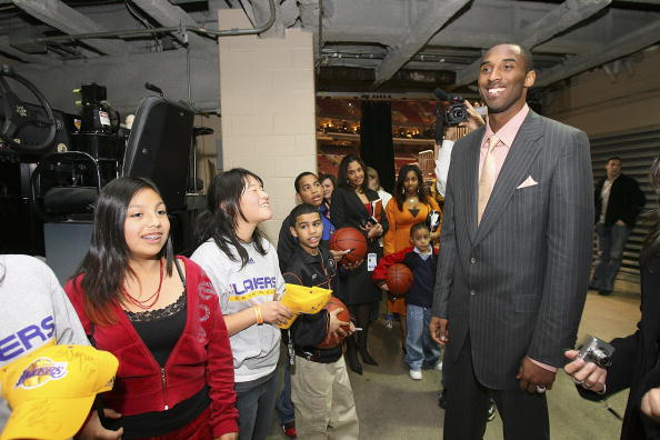 越来越好 开拓者众将收到粉丝送的友谊手链，@楊瀚森-Hans 用英文表达感谢（氛围越来越好！粉丝送上友谊手链，开拓者众将齐晒收获，@楊瀚森-Hans 英文致谢）