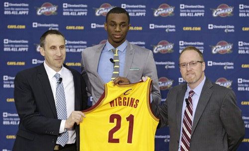 阿隆索在皇家马德里时间已经不多齐达内和阿尔韦罗亚正等着他上场（阿隆索在皇马的时间进入倒计时，齐达内和阿韦罗亚正等他登场）