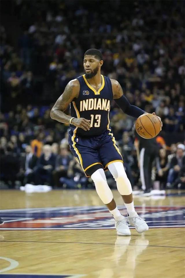 太阳报：B费安慰未登场小将获球迷赞赏，被贴“领袖”标签（太阳报：B费安慰未出场小将获球迷力赞，被称为“领袖”）